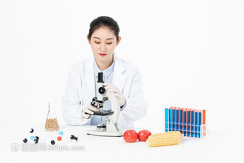 女性生物学家用显微镜检测食品安全